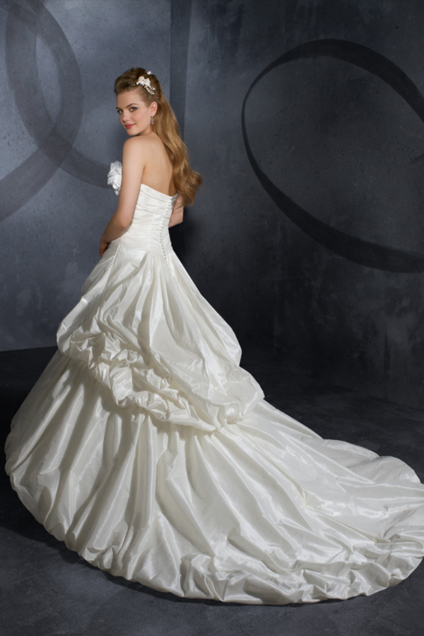 Court Train Rose Bateau Ivory Wedding Dress - Click Image to Close